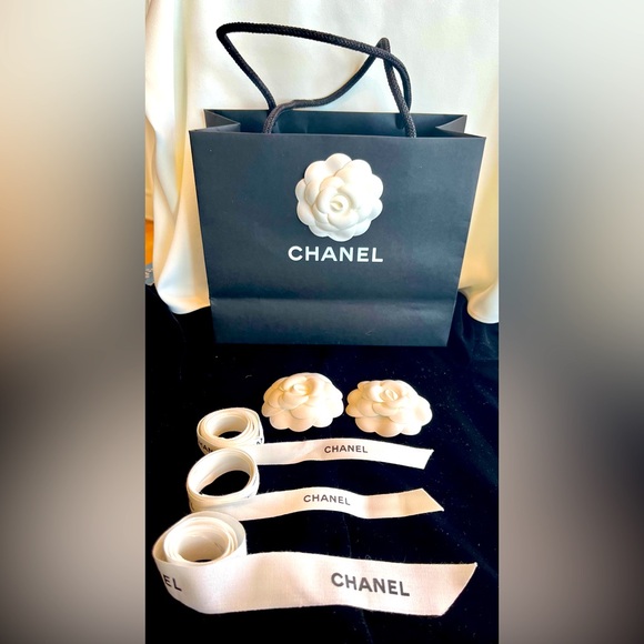 Chanel Shopping Bag with Camellia Flowers and Signature Ribbons - Picture 16 of 16